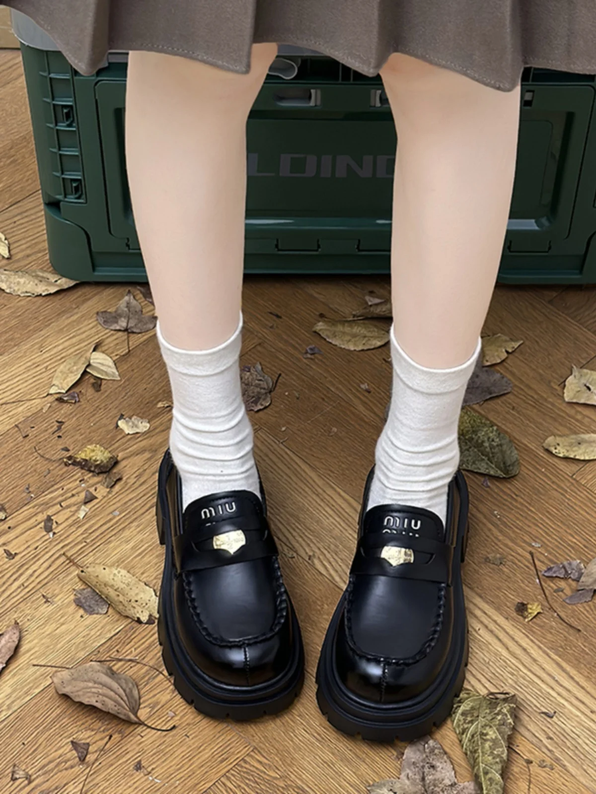 Кожаные туфли на толстой подошве с золотыми монетами для женщин новые коричневые