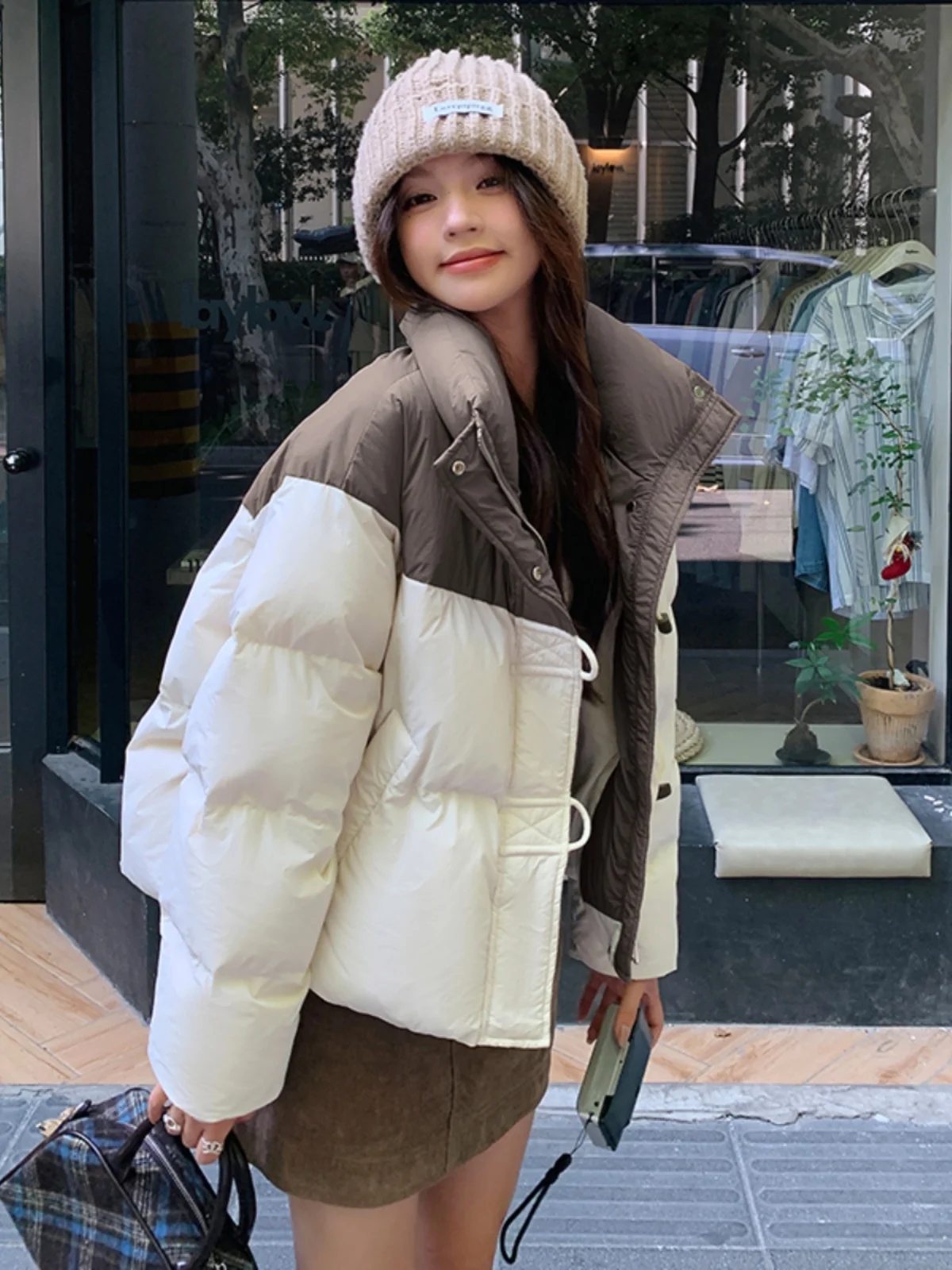 Модный контрастный цвет в стиле пэчворк короткий пуховик на белом утином пуху