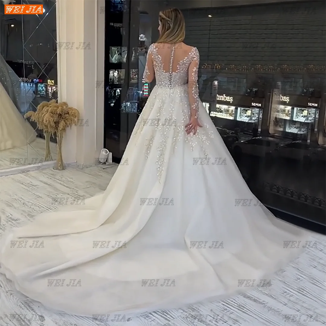 Женское свадебное платье с длинным рукавом белое круглым вырезом и аппликацией