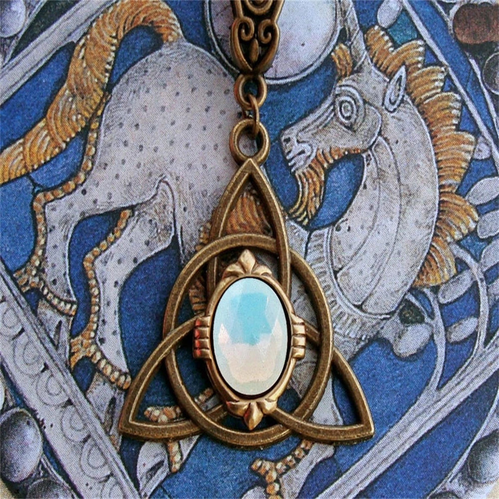 

Creative Retro Gold Color Knot Inlaid Natural Stone Men And Women Niche Necklace Friends Party Banquet Couple Jewelry Gift