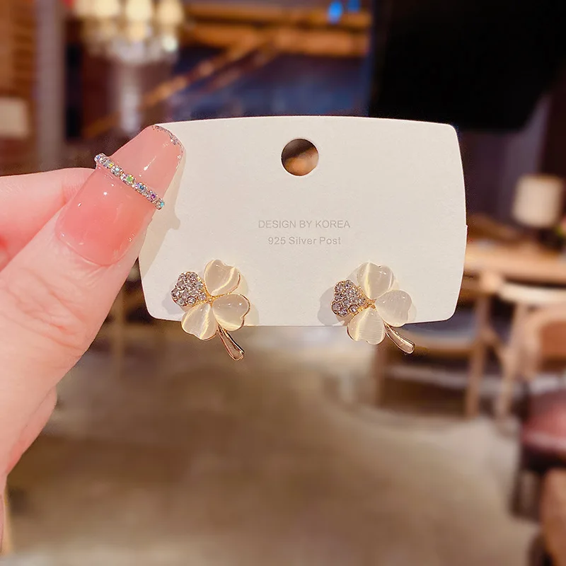 

Женские серьги-гвоздики из серебра 925 пробы с фианитами