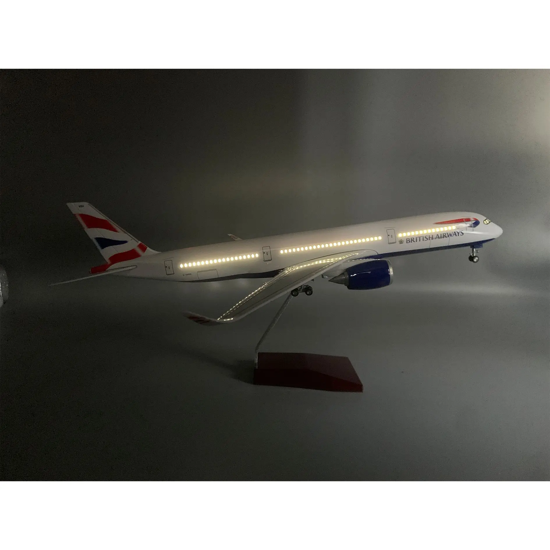 Фото Модель самолета British Airways Airbus A350 со светодиодной подсветкой и подвижными колесами, статическая модель для демонстрации, подарок для авиационных энтузиастов и коллекционеров №5