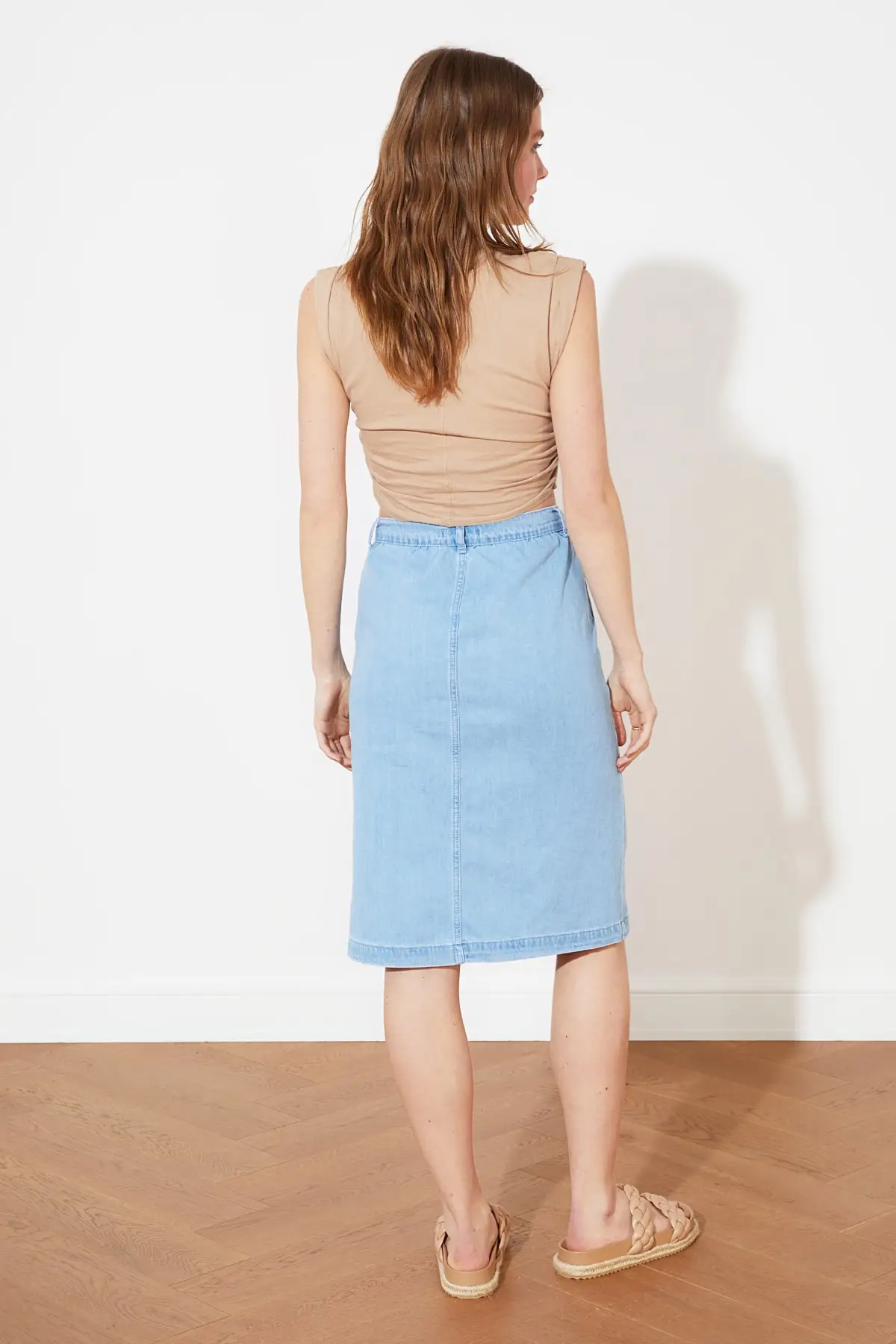 Джинсовая миди юбка с карманами на пуговицах спереди | Женская одежда