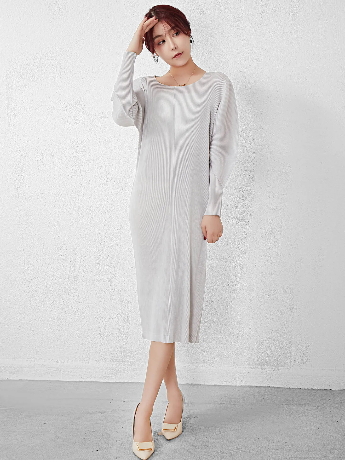 

Женское свободное платье для отдыха средней длины, универсальное Плиссированное однотонное платье средней длины с круглым вырезом и длинным рукавом, весна-осень