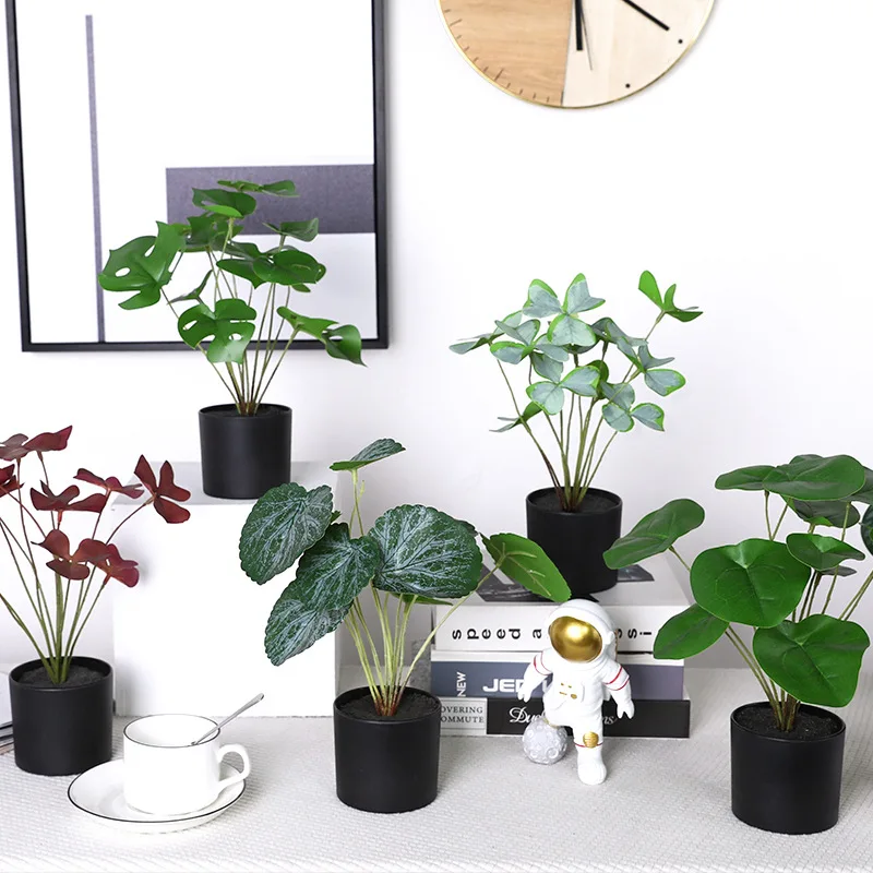 

Artificial Indoor Decoration of Simulated Potted Turtle Back Leaf Bonsai with Green Plants.