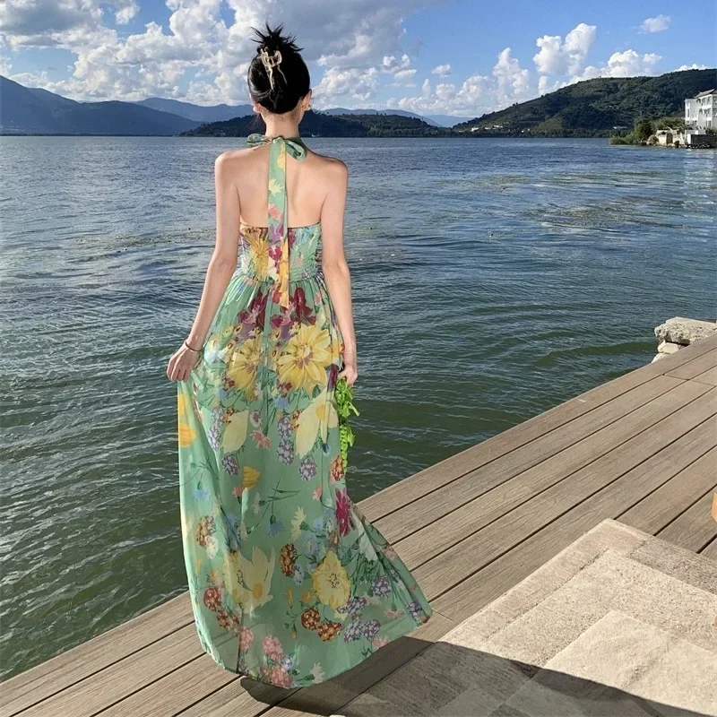 Женское длинное вечернее платье с лямкой на шее в стиле ретро