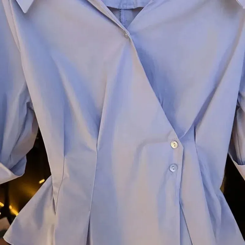 Женская блузка на пуговицах элегантная однотонная плиссированная облегающая с