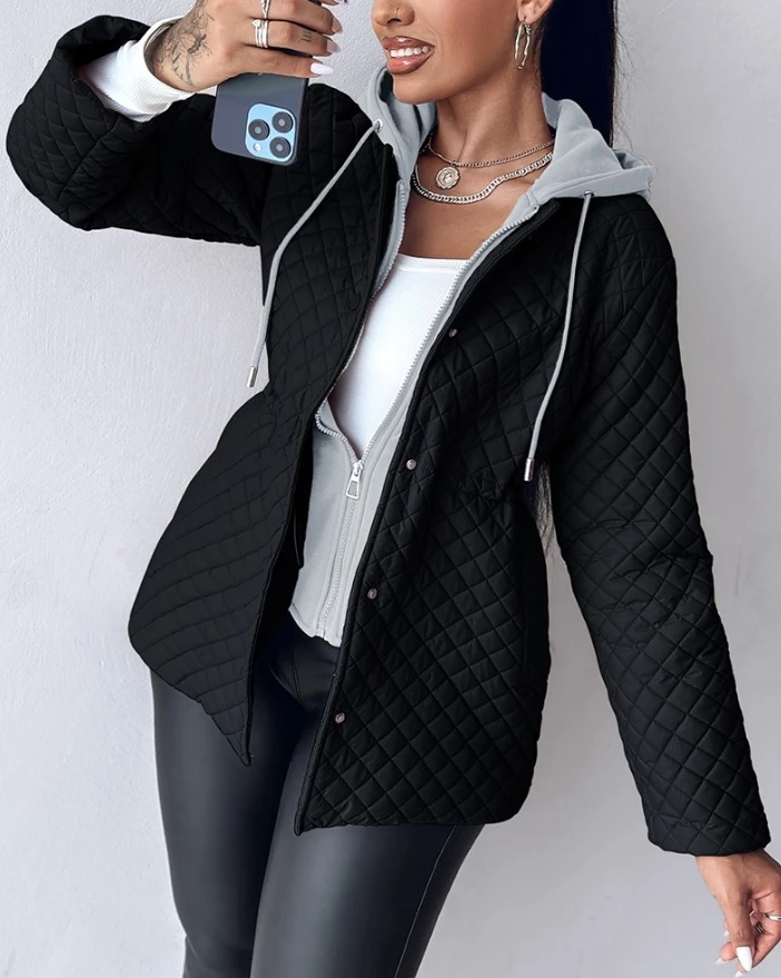 Женское пальто из двух предметов с капюшоном разноцветным узором ромбиками и