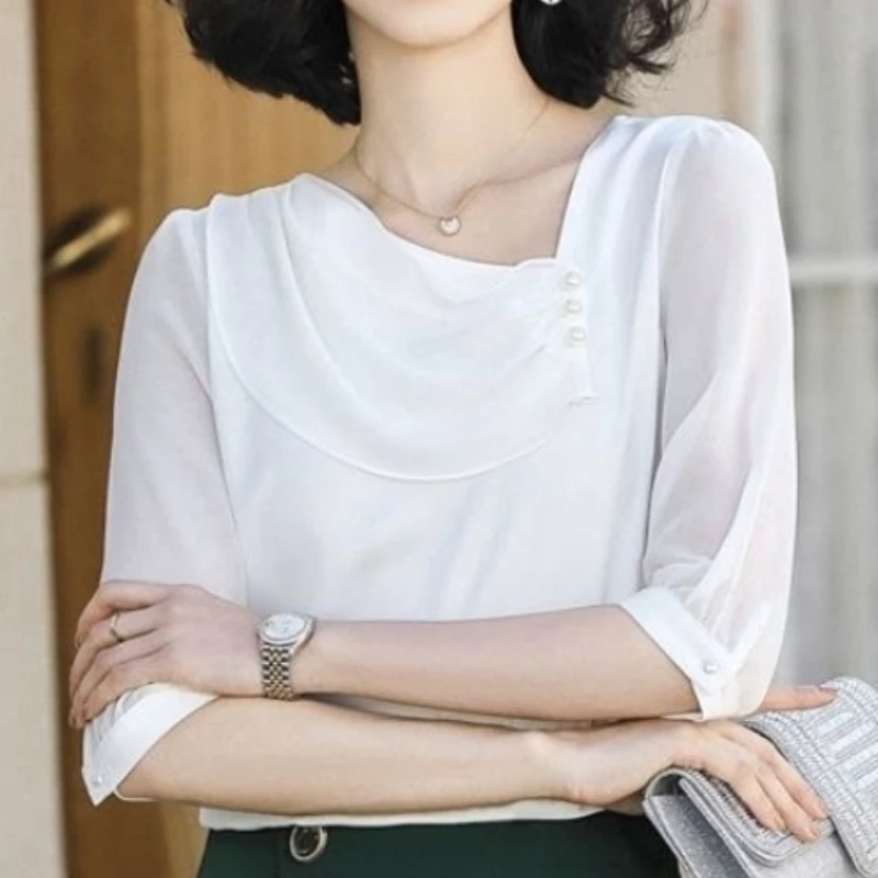 Красная шифоновая рубашка с оборками и вырезом лодочкой украшенная бусинами