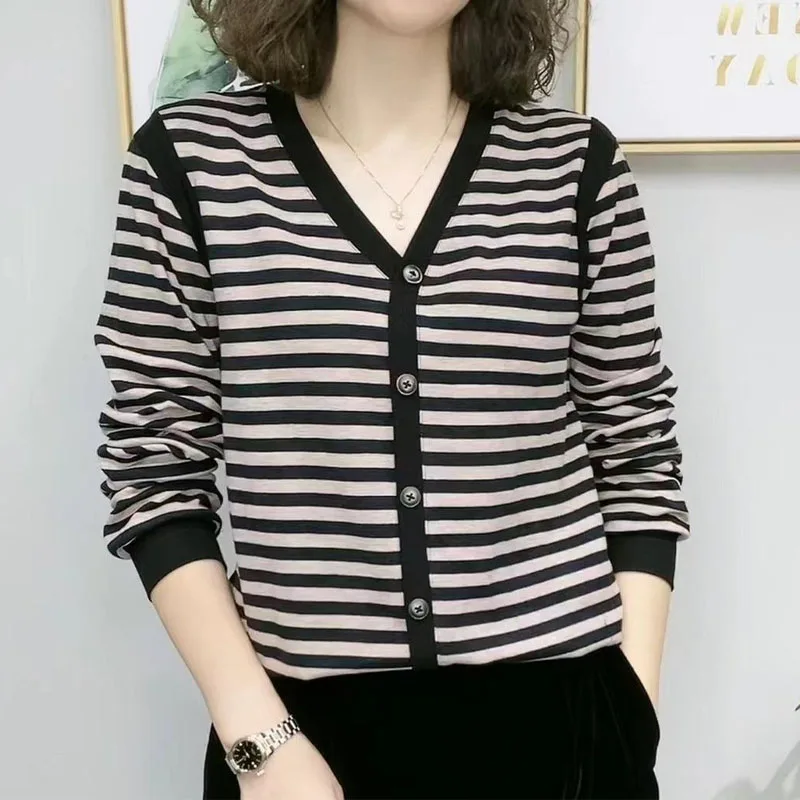 Модные топы в полоску с пуговицами и V-образным вырезом повседневные