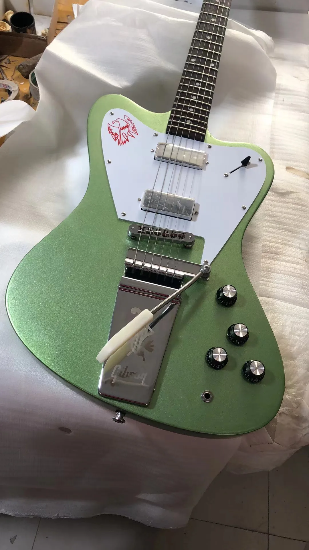 

В наличии Green Firebird 6-струнная электрическая гитара P90 звукосниматель с тремоло глянцевая отделка Бесплатная доставка