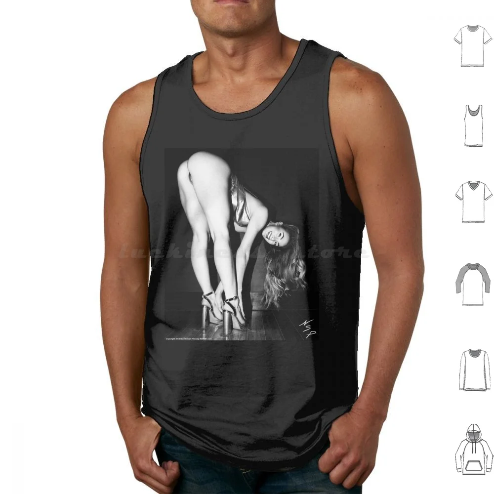 

Горячая девушка на светлой девушке Pinup девушка с красивой попой сгибается и прикоснуться к ногам и улыбающейся цветной майки топы жилет без рукавов