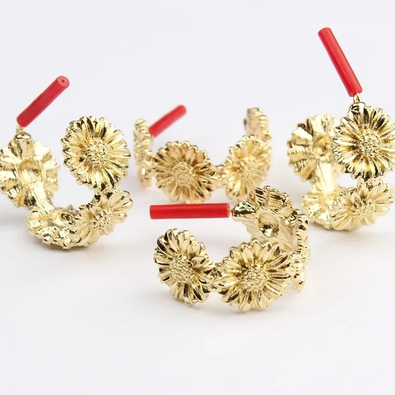 Оптовая продажа серьги из гальванического сплава простые позолоченные с цветком