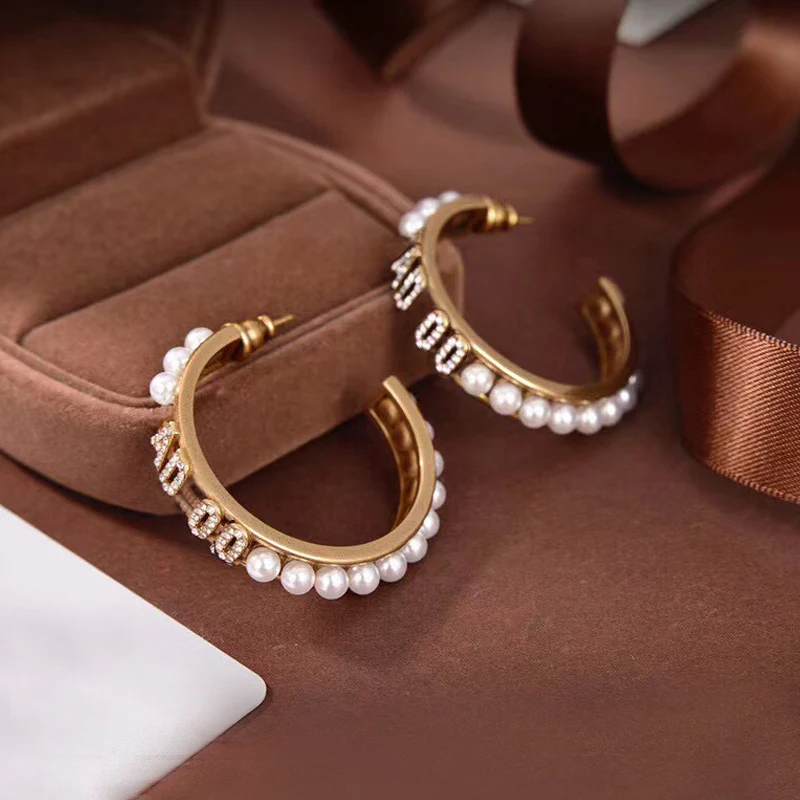 Orecchini a cerchio di lusso classici lettere glamour orecchini di perle gioielli per le donne regali per feste articoli di spedizione gratuiti