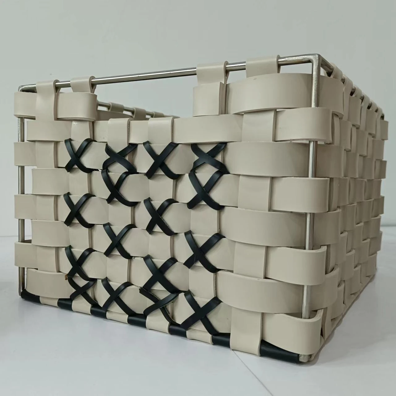 

2023 New Fashion Handmade Rattan Leather Storage Basket with Metal Handle