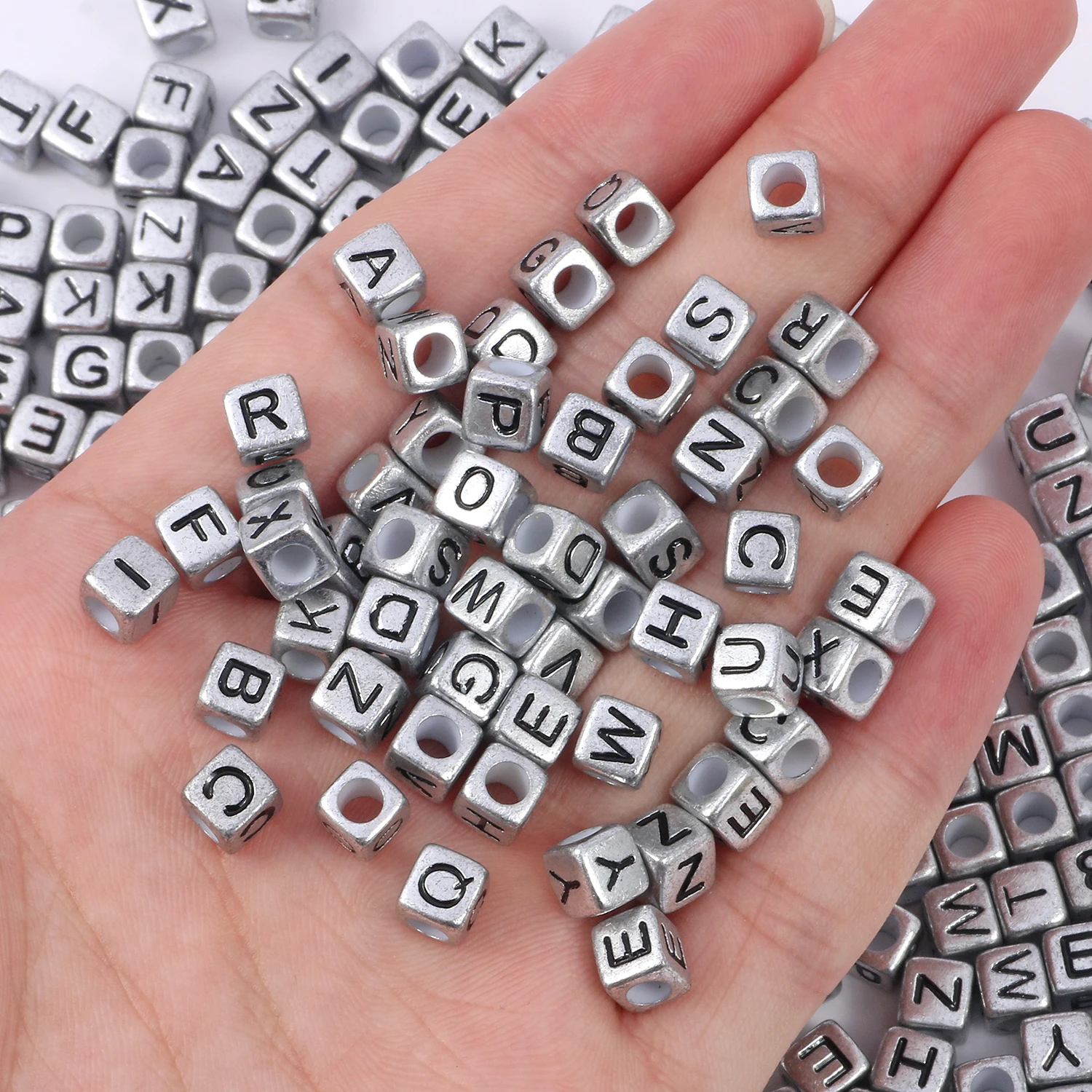 200-100 шт. серебристо-серые акриловые бусины алфавита 6x6 мм с отверстием для букв