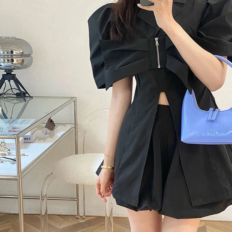 Летом 2024 года новый женский костюм в стиле приготовленном под зрение сочетался с