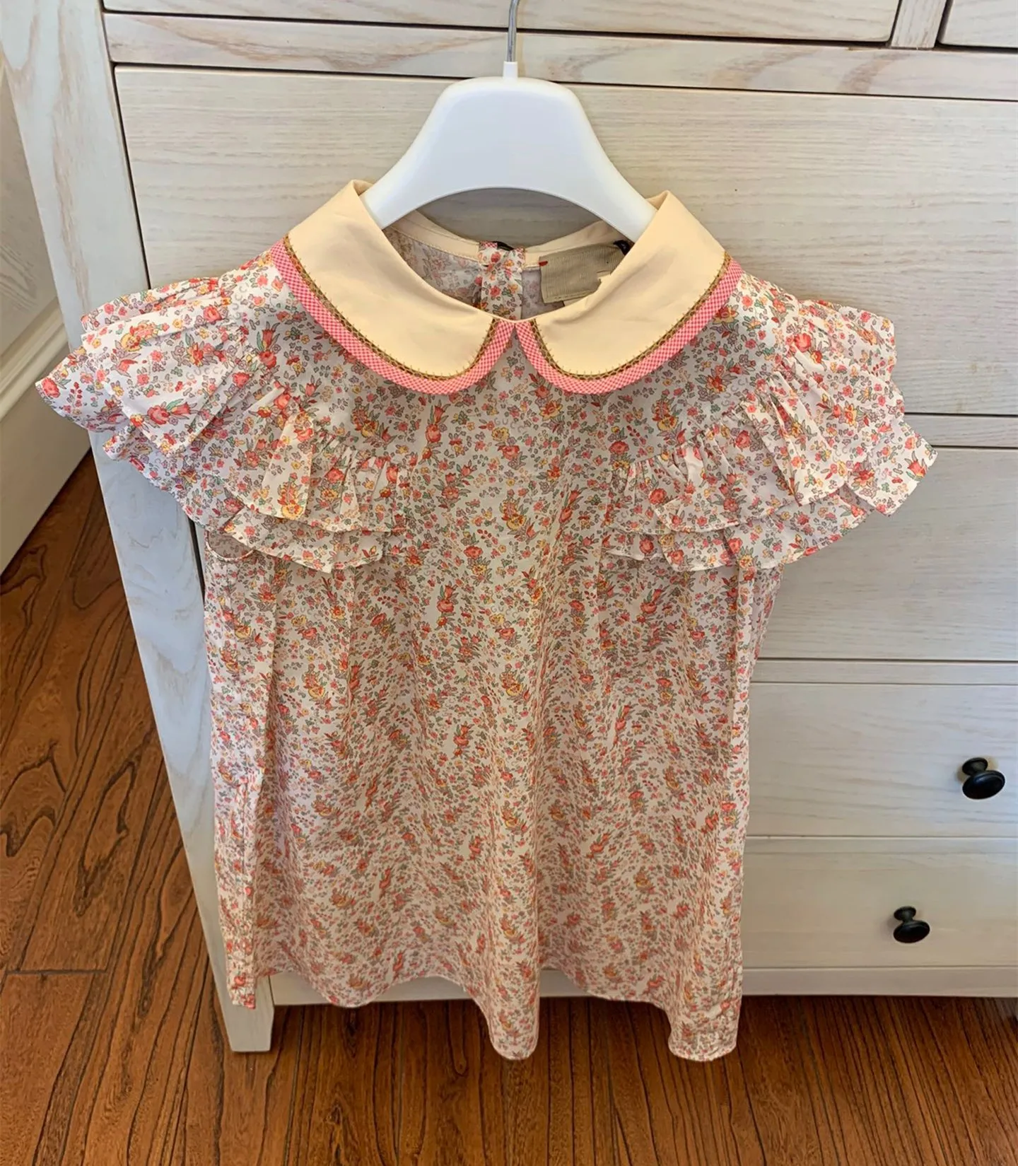 

Платье для девочек с кружевным воротником и цветочным принтом