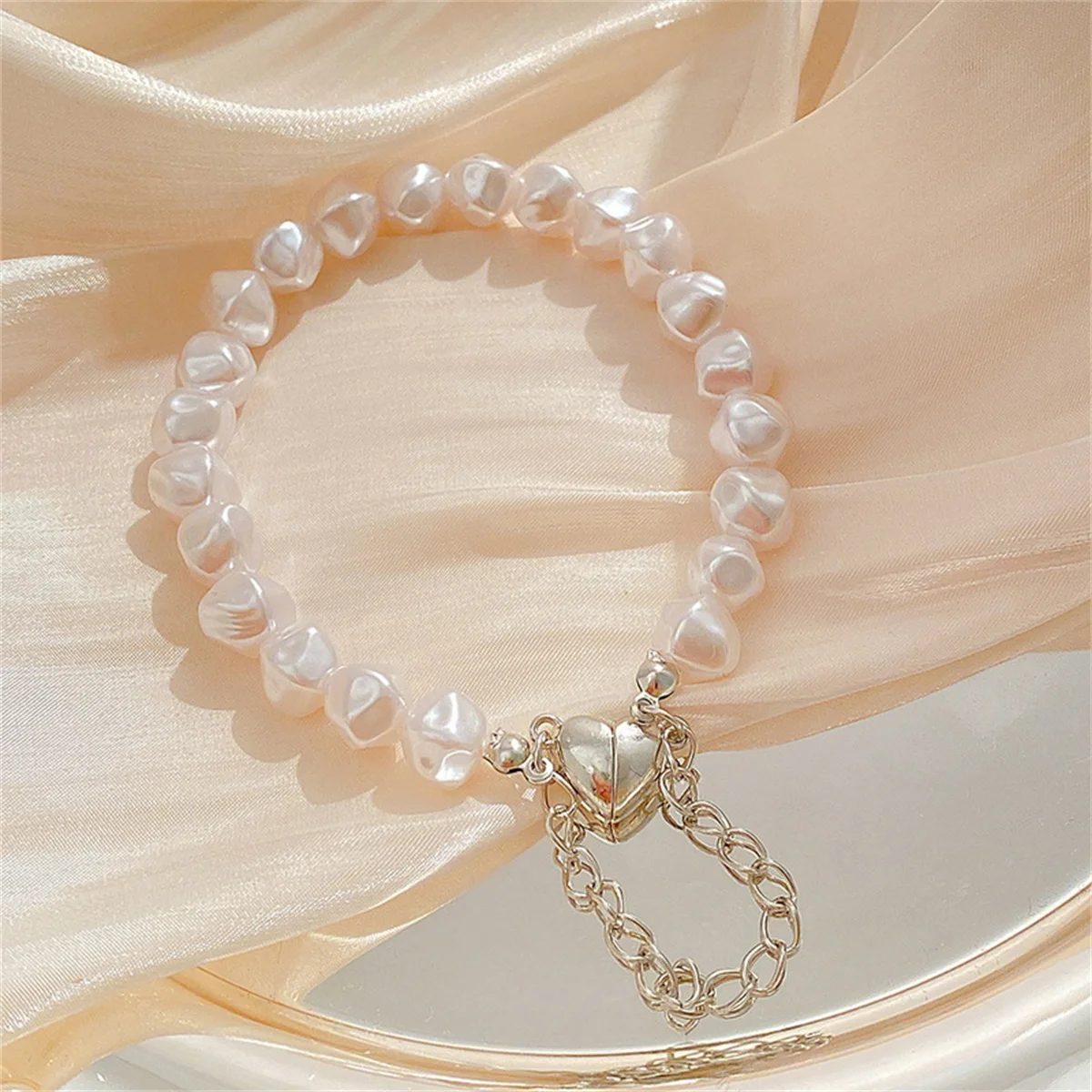 

Kpop Irregular Imitation Pearl Beaded Bracelets For Women Korean Simple Love Heart Cuff Bracelet Aesthetic Anniversary Jewelry