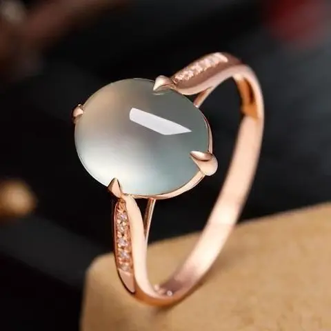 Фото Натуральное ледяное кольцо из халцедона розовое золото Женское с инкрустацией