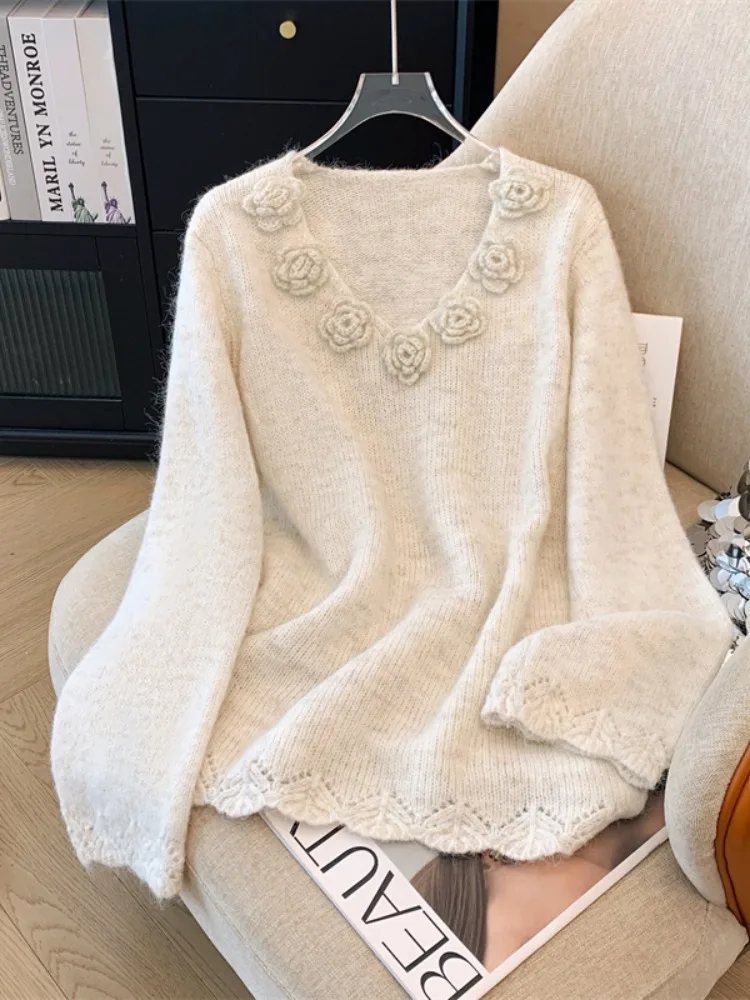 Женский свитер с v-образным вырезом и абрикосовой камелией во французском стиле