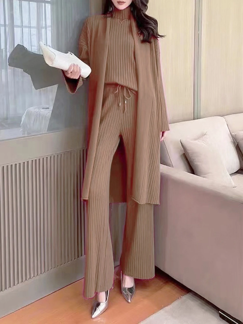 

Женский костюм-тройка с высоким воротником и длинным кардиганом и прямыми брюками с высокой талией