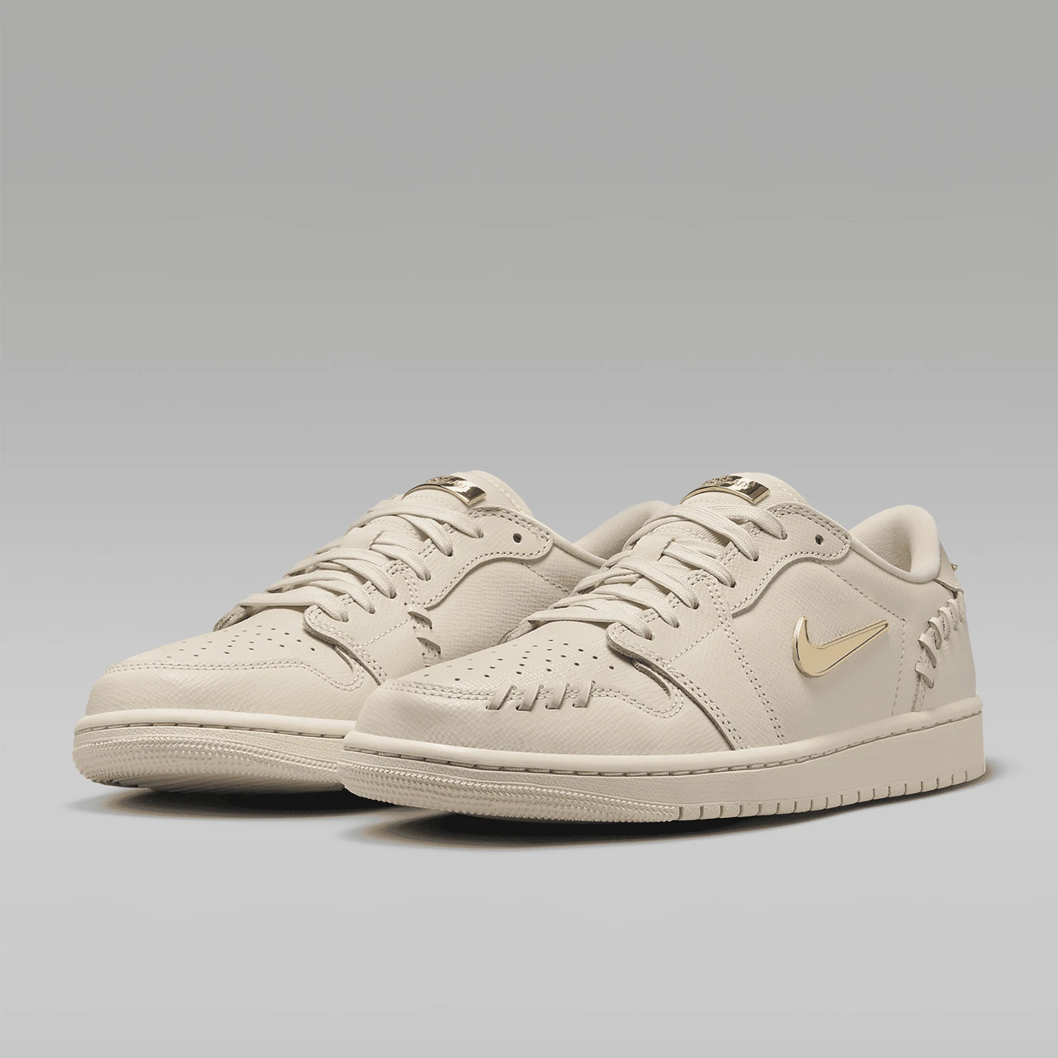 Фото Женские кроссовки Nike Authentic Air Jordan 1 MM Low Small Gold Hook FN5032-200 №1