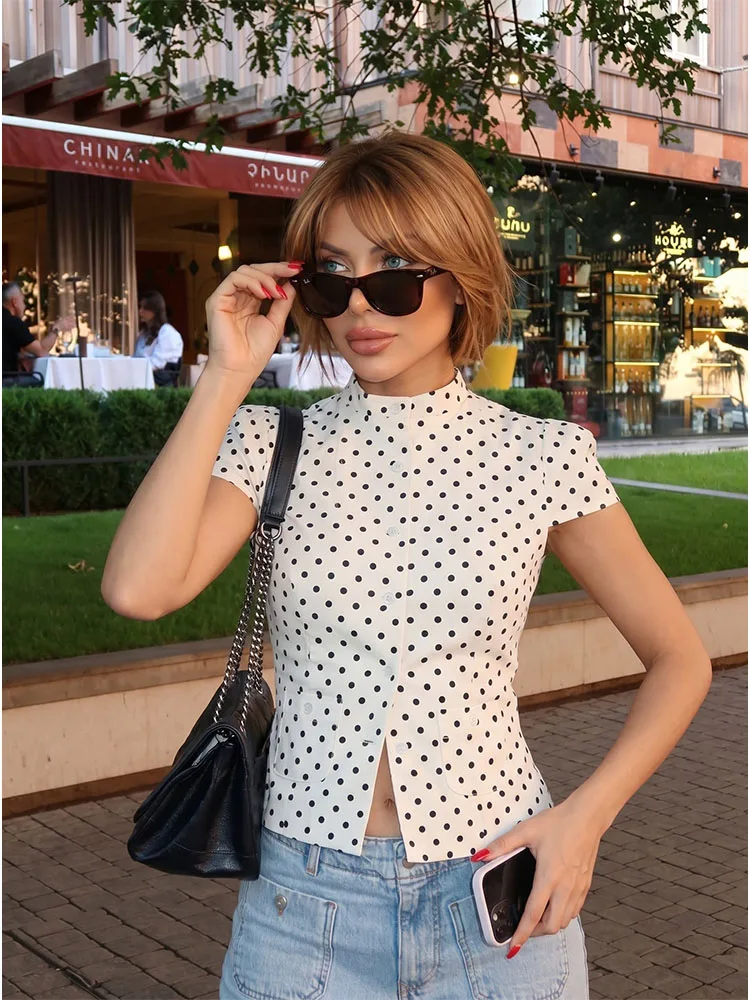 Фото Женская блузка в горошек HH Sweet Style с воротником-стойкой, рукавами-крылышками и пуговицами, милая летняя рубашка для повседневной носки, школы, отпуска и пляжа №5