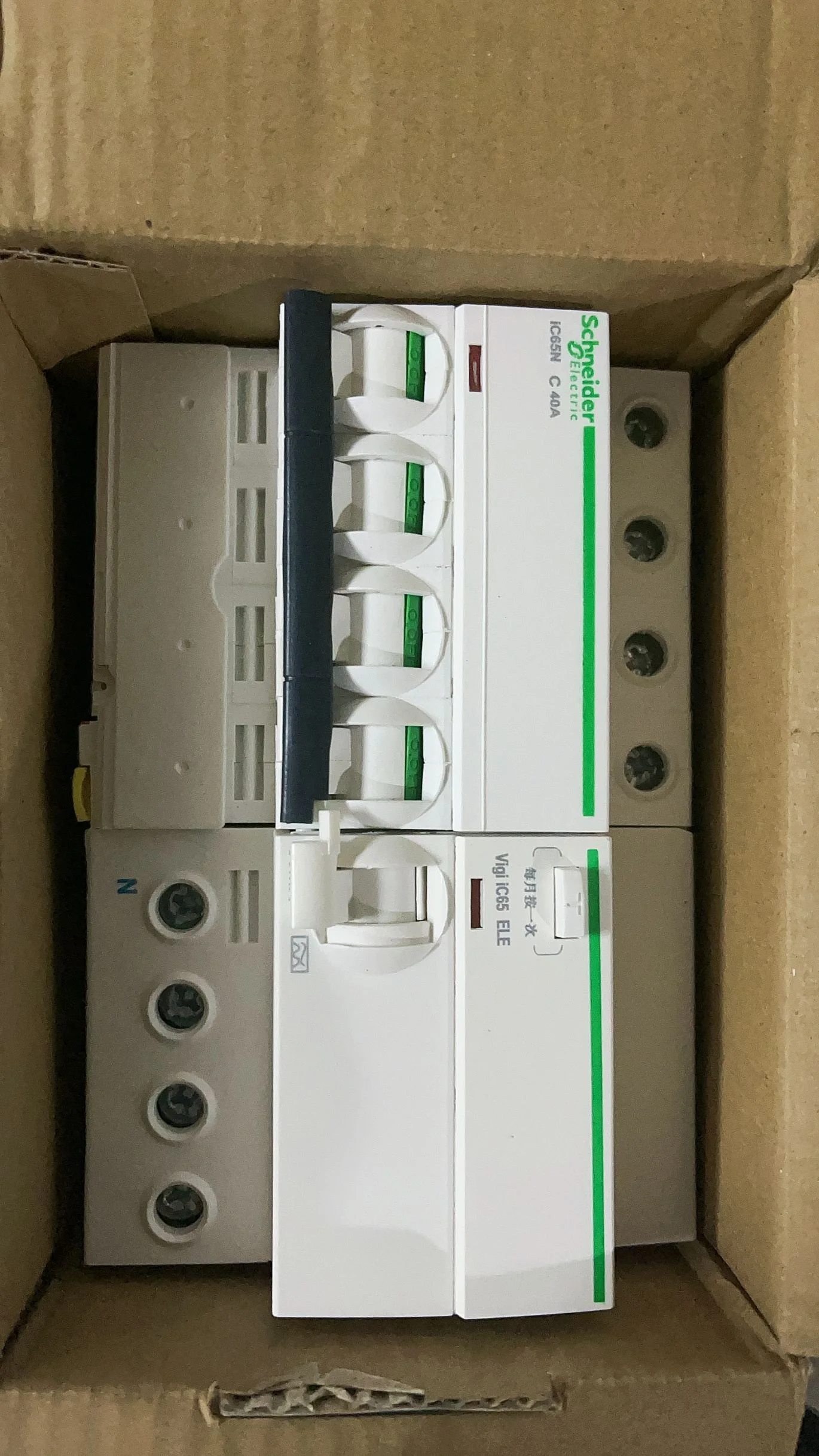 

Автоматический выключатель остаточного тока Schneider electric IC65H 4P C32 10kA + VIGI IC65 ELE 40A 300ma-1 шт. (по специальной ссылке)