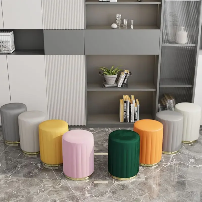 Кожаный пуфик для спальни в ассортименте