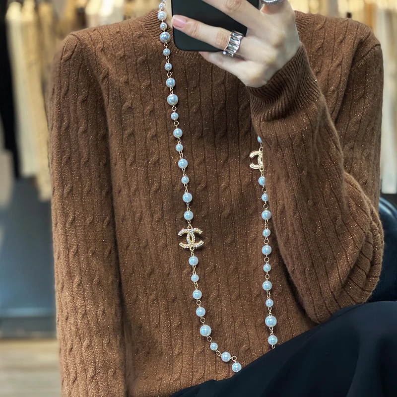 Новый кашемировый свитер с круглым вырезом и ярким шелковым свитером осенью