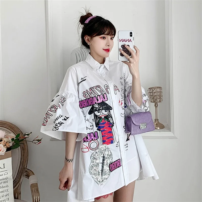 

Модная женская летняя блузка большого размера, белая длинная свободная рубашка с расклешенными рукавами и мультяшными буквами, I020