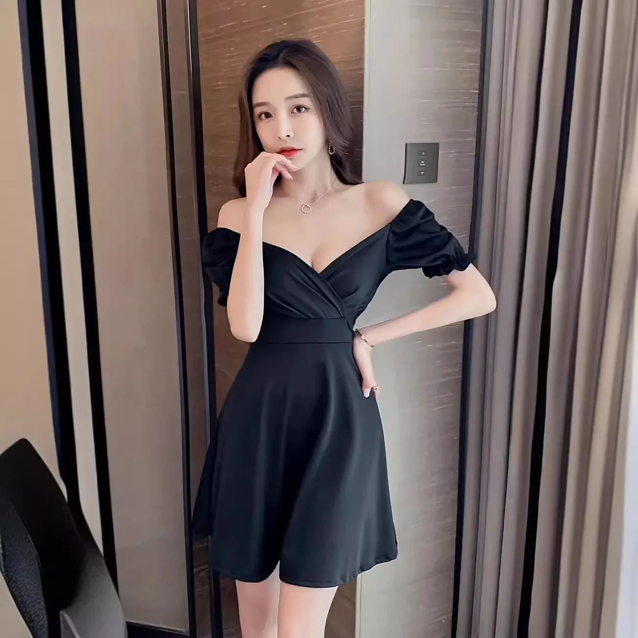 Сексуальное платье с глубоким вырезом и открытой спиной барное для похудения