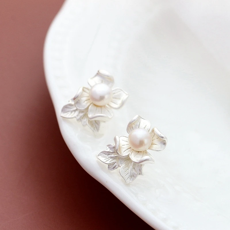 Серьги из серебра 925 пробы с натуральным пресноводным жемчугом и лепестками