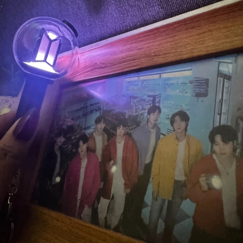 В наличии: Хит продаж! Миниатюрный светящийся брелок-подвеска K-pop Army Ver 4 для фанатов, украшение для концертов и рюкзаков, подарок. (art.: 3920dafa2c03b) - 3920dafa2c03b