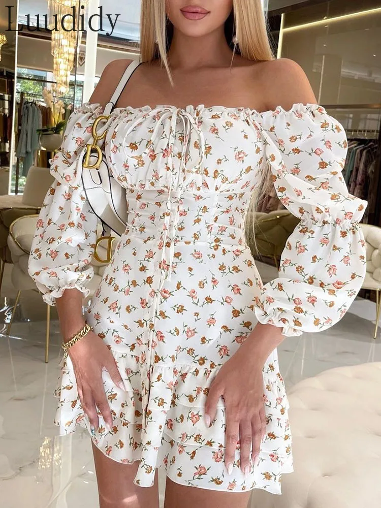 

Женское вечернее платье с открытыми плечами и цветочным принтом