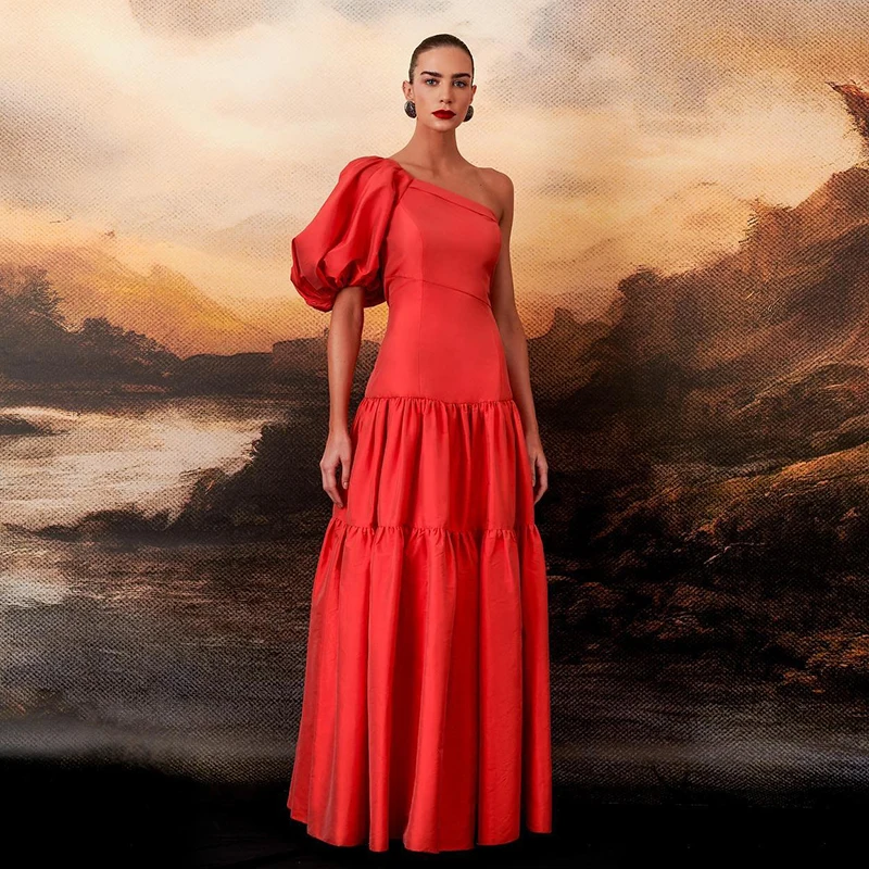 

Бальное платье-трапеция на одно плечо, с рукавами-фонариками