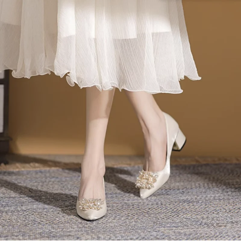 2024 элегантные женские красные шелковые свадебные туфли с жемчугом и бантом