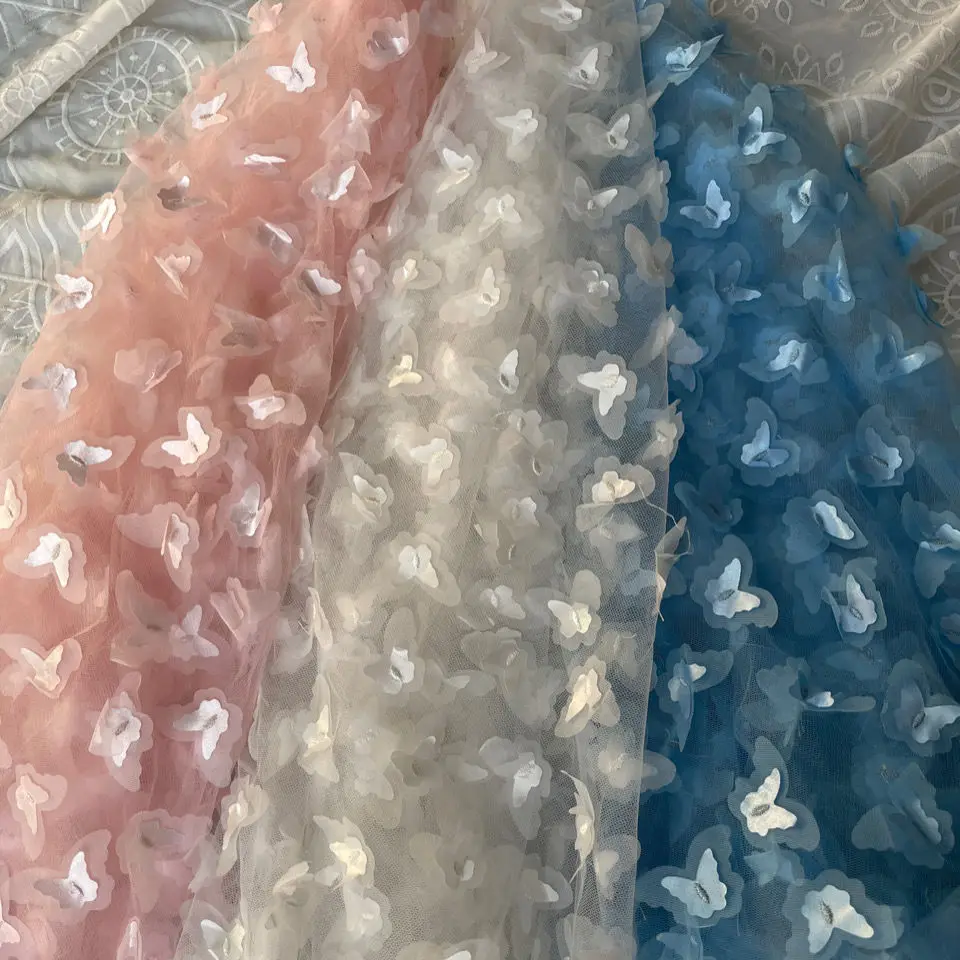 Двухслойная декоративная кружевная ткань с вышивкой в виде маленькой бабочки