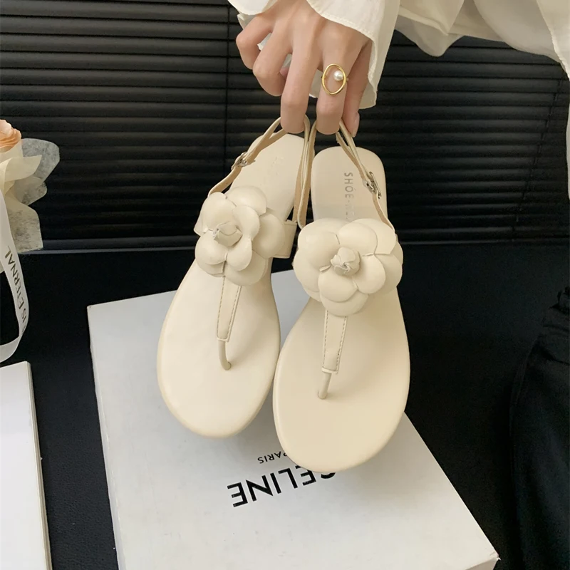 Женские пляжные шлепанцы сандалии на плоской подошве с цветами белые