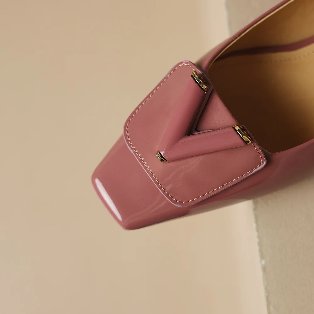 Женские туфли-лодочки из натуральной кожи с металлическим украшением