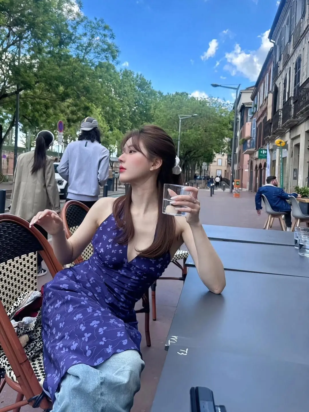 Женское платье с глубоким V-образным вырезом 100% шелковое лямкой на шее летняя