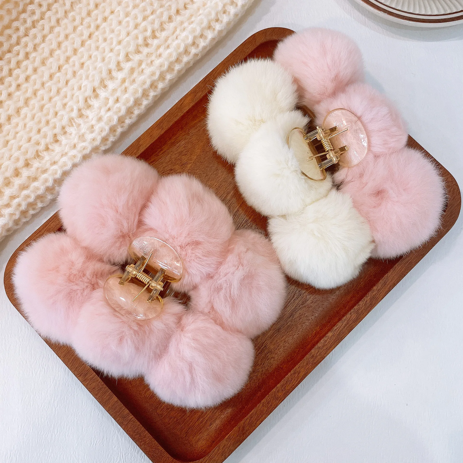 

TwinkLei Big Faux Fur Hairball Large Hair Claws Crab PomPom Hairpins Fluffy Furry Catch Clip Women Plush Winter Hair Accessories