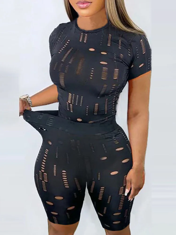 Костюм женский из двух предметов с вырезами коротким рукавом и круглым вырезом |