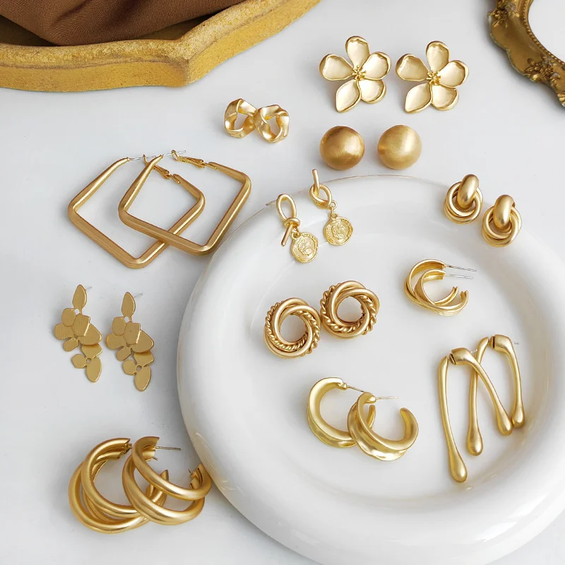 

2023 New in Matte Gold Metal Drop Earrings Simple Knot Twist Hoop Earrings for Women Statement Jewelry Pendiente