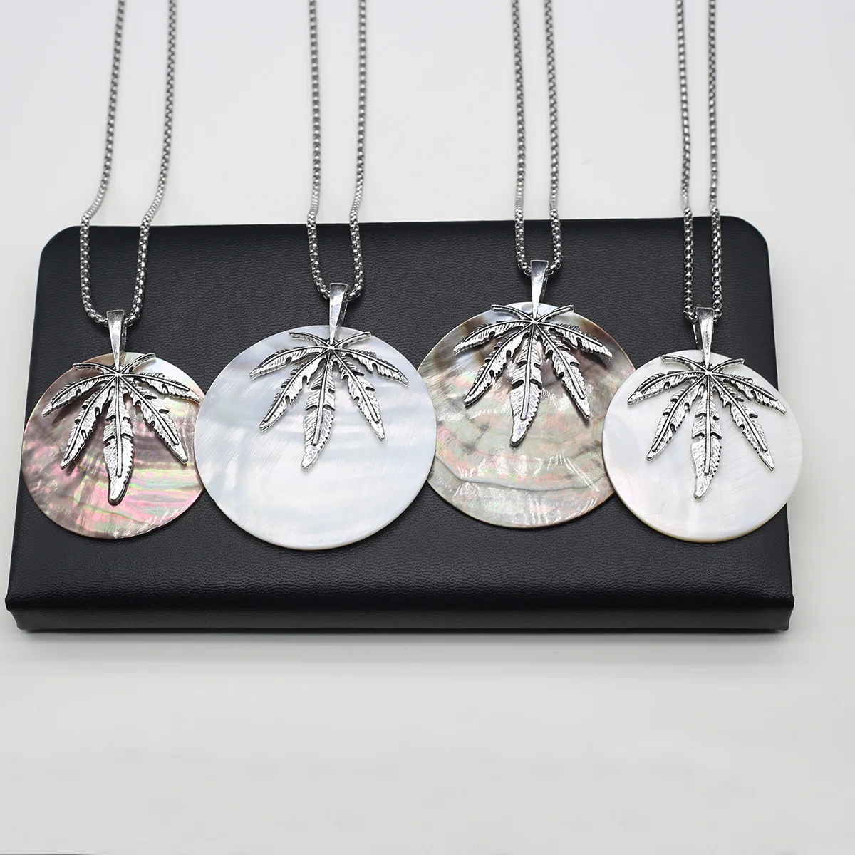 

1Pcs Fashion Beach Metal Chain Natural Black White Shell Round Metal Leaf Pattern Pendant Necklace 60X60-50X50MM