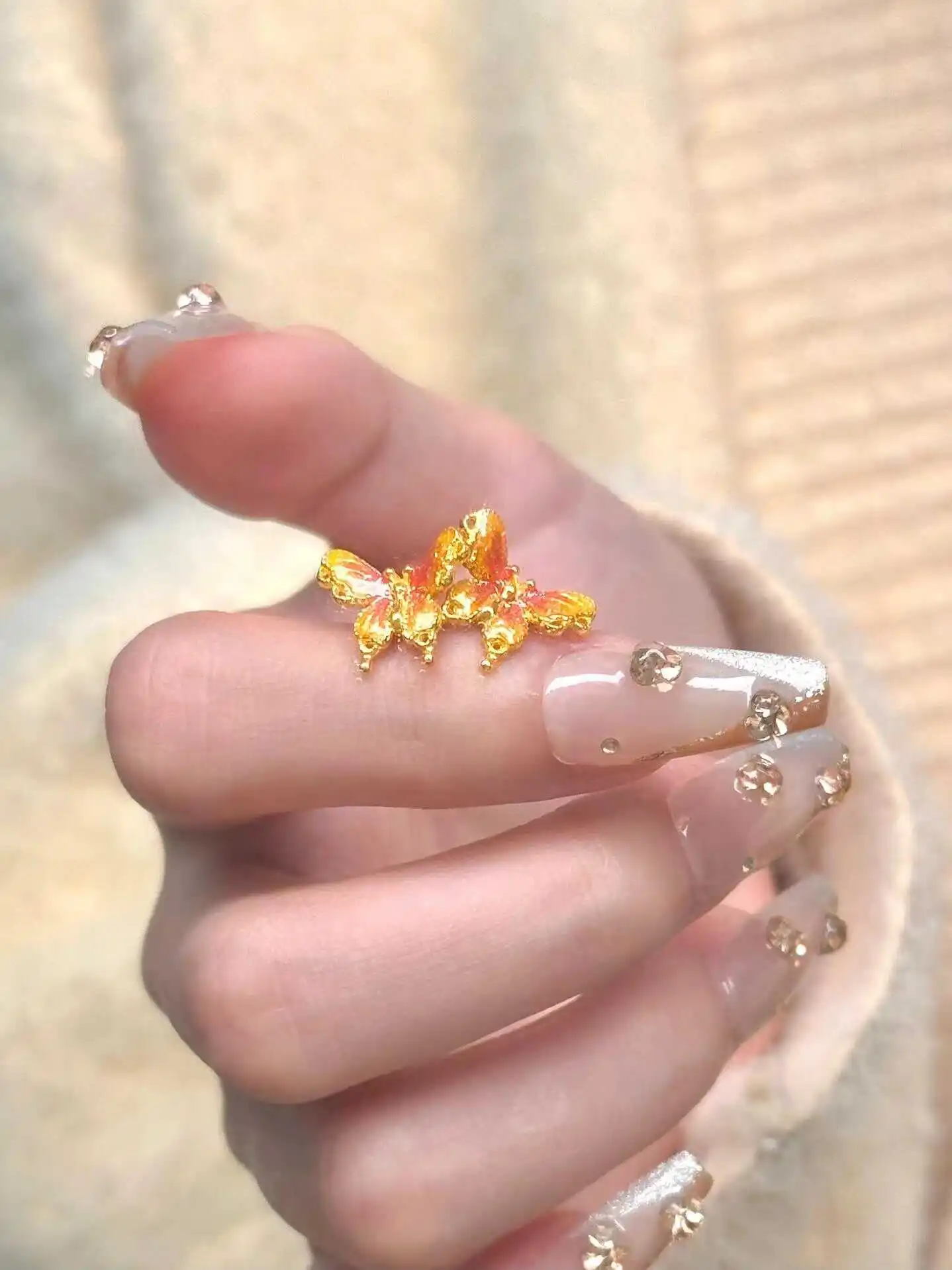 Золотые серьги-гвоздики из 24-каратного золота с дымчатым дождем женские эмалью