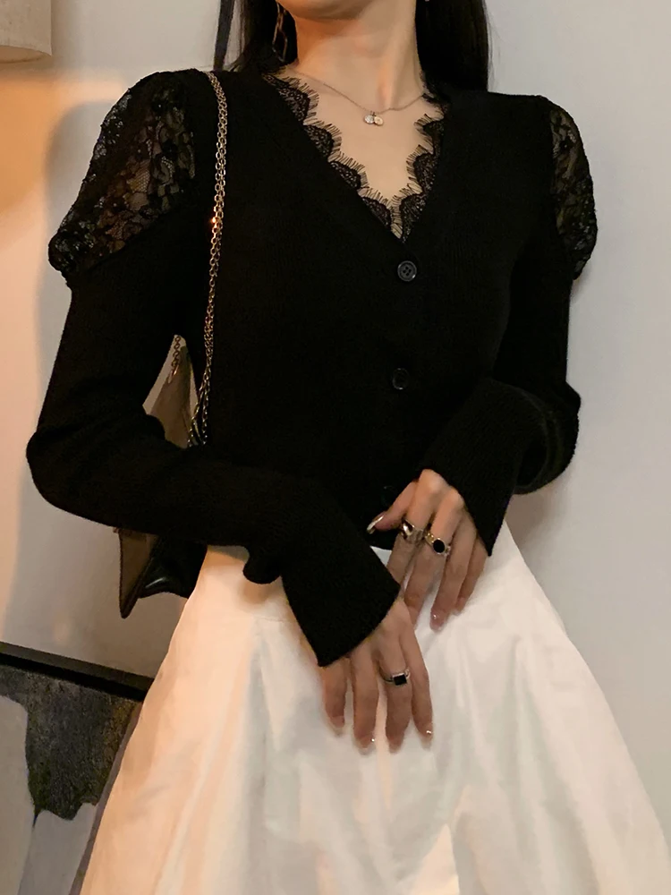 Черная трикотажная рубашка с v-образным вырезом и кружевным низом женская