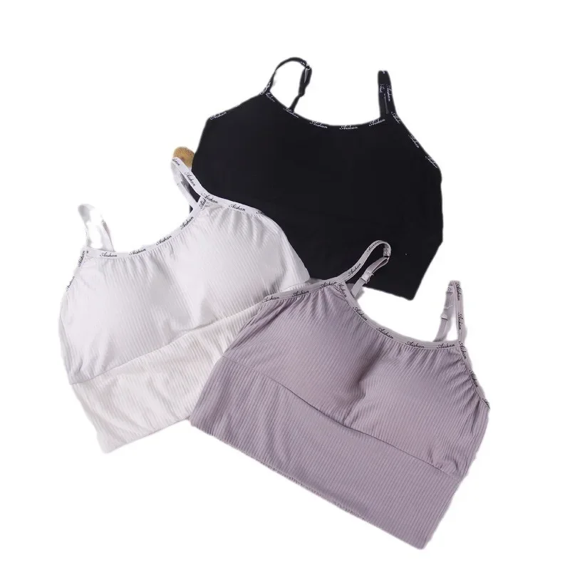 Универсальный спортивный бюстгальтер с буквенным принтом. Удобный