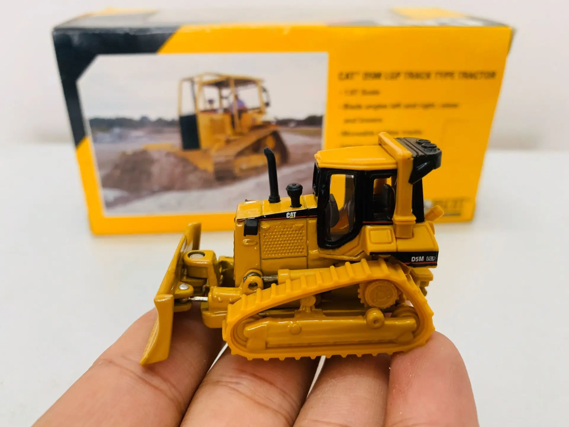 Гусеничный трактор Norscot Cat D5M LGP рельсового типа масштаб 1/87 литая модель 55108 |